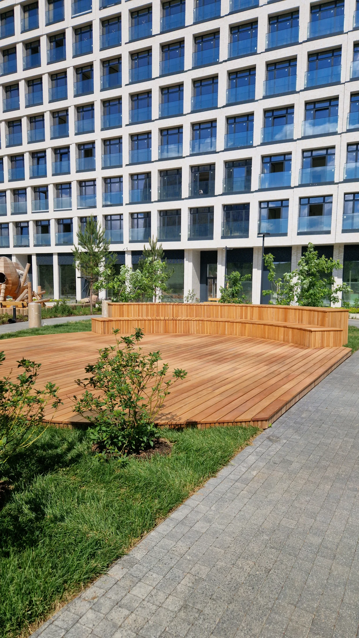 Деревянные ступенчатые места для отдыха в ЖК AFI Park