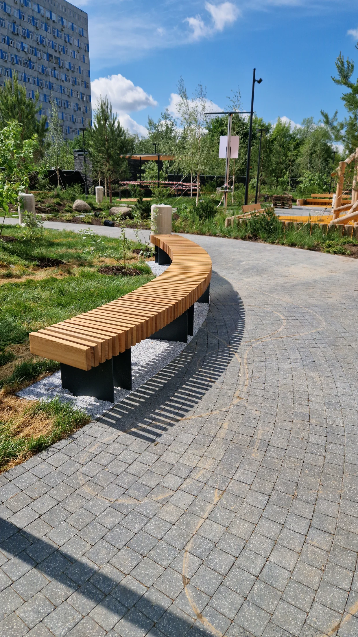 Радиусная скамья в благоустройстве ЖК AFI Park